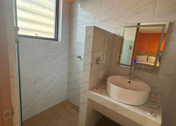 Moctezuma La Hotel *